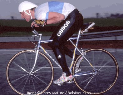 graeme_obree-setting-the-scu-25-record-in-a-thunderstorm-dundee-1994-48m43s.jpg